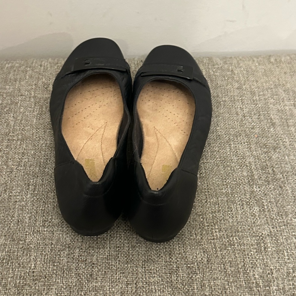 Clark’s Women’s Black Leather Flats Size 7 - Picture 5 of 9